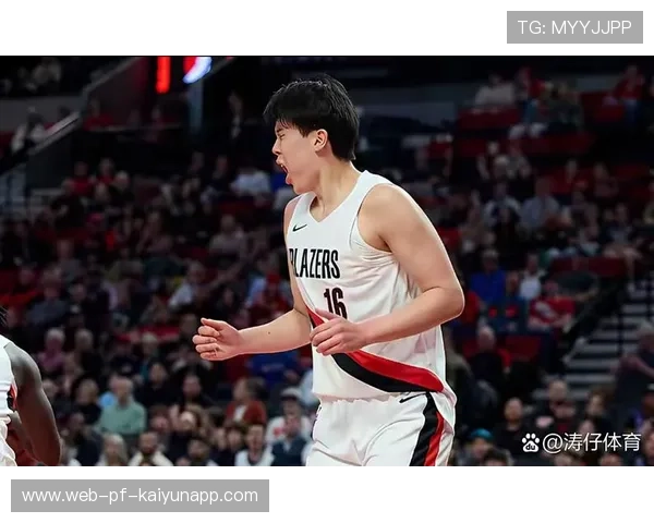 开拓者不敌湖人 杨瀚森未登场仅赛前热身，杨瀚森篮球